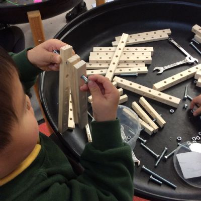 Santa's Workshop - Can you help the elves to build the toys? 
