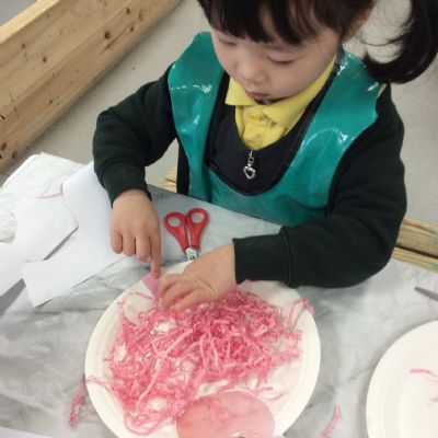 Creating a paper plate farm animal 